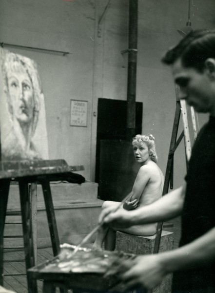 François Desnoyer et un modèle à l'atelier