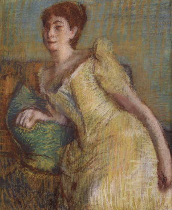 Femme assise, robe jaune