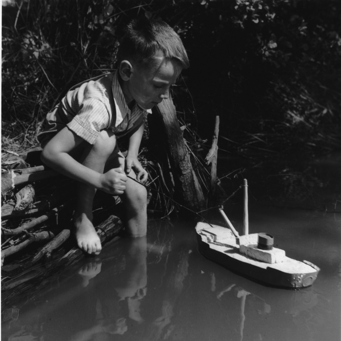 « Navigation en étang d'un bateau fait « maison » par mon papa », Saint-Julien-de-l'Herms (Isère), 1949