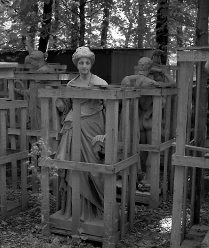 La Comédie encadrée, jardin des Tuileries, 1993